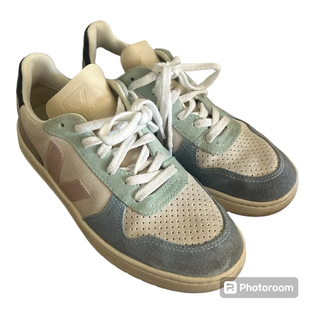 VEJA Shoes - Picture 2 of 5